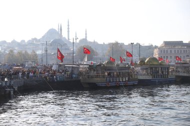 İSTANBUL, TURKEY - 23 Ekim 2021: Eminonu Meydanı 'nda balık satan balıkçı tekneleri