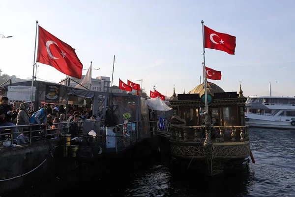 Istanbul Turkey Październik 2021 Łodzie Rybackie Sprzedające Ryby Placu Eminonu — Zdjęcie stockowe