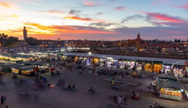 MARRAKESH, MOROCCO - NOVEMBER 02, 2021: Jemaa el-Fnaa 'daki insanlar, Marakeş' in ana meydanında yerel halk ve turistler tarafından kullanılıyor.