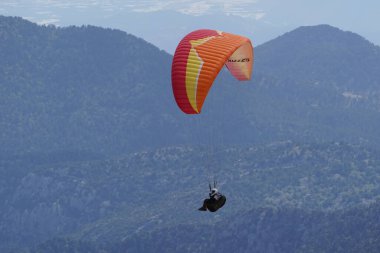 ANTALYA, TURKEY - 14 Mayıs 2022: 2,366 metre yüksekliğindeki Tahtali Dağı 'na paraşütle atlama.