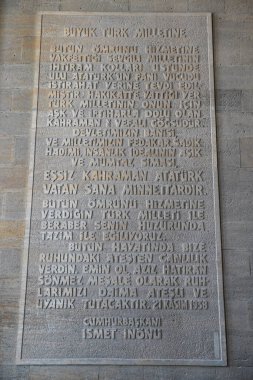 ANKARA, TURKIYE - HAZİRAN 05, 2022: Türkiye Cumhuriyeti 'nin kurucusu ve ilk cumhurbaşkanı Atatürk' ün mozolesi Anitkabir 'de yazılı duvar.