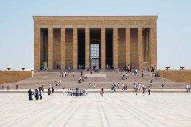 ANKARA, TURKIYE - HAZİRAN 05, 2022: Türkiye Cumhuriyeti 'nin kurucusu ve ilk cumhurbaşkanı Atatürk anıtı Anitkabir' i ziyaret edenler.