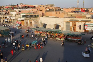 MARRAKESH, MOROCCO - 29 Ekim 2021: Jemaa el-Fnaa 'da Marakeş' in yerli ve turistler tarafından kullanılan ana meydanı
