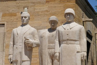 Anitkabir, Ankara 'da Aslanlar Yolu girişinde bulunan Türk Erkek heykeli
