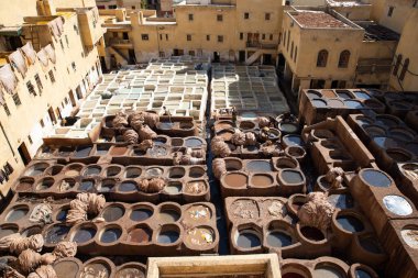 FEZ, MOROCCO - 31 Ekim 2021: İnsanlar Fez City 'de ziyaret etmek için en popüler yerlerden biri olan Chouara Tannery' de deri boyuyorlar