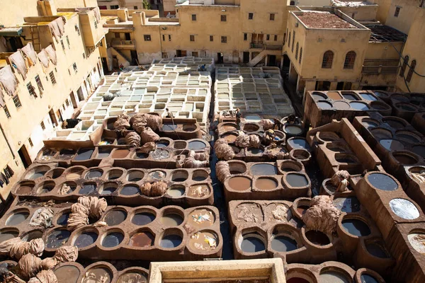 Fez Morocco Οκτωβριου 2021 Άνθρωποι Βάφουν Δέρμα Στο Chouara Tannery — Φωτογραφία Αρχείου