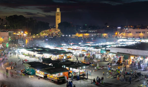 モロッコのマラケシュ 2021年11月2日 マラケシュの主要広場であるジェマ フナの人々は 地元の人々や観光客によって使用されています — ストック写真