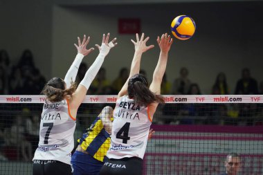 ISTANBUL, TURKEY - 22 Nisan 2022: Hande Baladin ve Beyza Arici, Burhan Felek Spor Salonu 'nda oynanan Fenerbahçe Opet vs Eczacibasi Dynavit Türk Sultanlar Ligi Playoff 1-4 karşılaşmasında