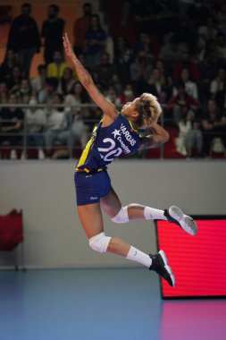 ISTANBUL, TURKEY - 22 Nisan 2022: Melissa Vargas, Burhan Felek Spor Salonu 'nda oynanan Fenerbahçe Opet vs Eczacibasi Dynavit Türk Sultanlar Ligi Playoff 1-4 karşılaşmasında görev yapıyor