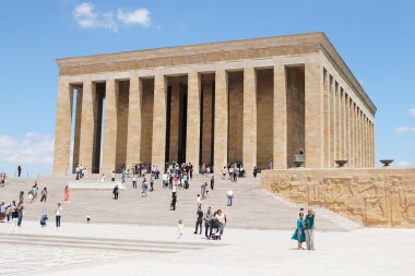 ANKARA, TURKIYE - 14 Temmuz 2022: Türkiye Cumhuriyeti 'nin kurucusu ve ilk cumhurbaşkanı Atatürk' ün mozolesi Anitkabir 'i ziyaret edenler.