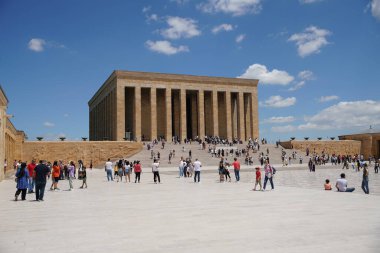 ANKARA, TURKIYE - 14 Temmuz 2022: Türkiye Cumhuriyeti 'nin kurucusu ve ilk cumhurbaşkanı Atatürk' ün mozolesi Anitkabir 'i ziyaret edenler.