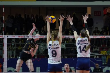 ISTANBUL, TURKEY - 30 Nisan 2022: Meliha İsmail oğlu ve Eda Erdem Dundar, Burhan Felek Spor Salonu 'nda oynanan Fenerbahçe Opet - Vakıfbank Türkiye Sultanlar Ligi Playoff Finali karşılaşmasında eylem halindeler