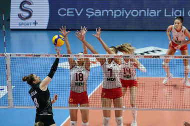 ISTANBUL, TURKEY - APRIL 02, 2022: Gamze Kılıç ve Fatma Beyaz, Burhan Felek Spor Salonu 'nda oynanan Galatasaray HDI Sigorta-Mert Grup Sigorta Türkiye Sultanlar Ligi karşılaşmasında eylem halindeler