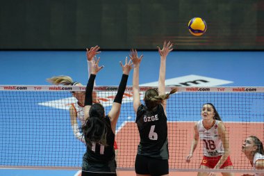 ISTANBUL, TURKEY - APRIL 02, 2022: Burhan Felek Spor Salonu 'nda oynanan Galatasaray HDI Sigorta-Mert Grup Sigorta maçı sırasında Ayca İsmail-biyoglu ve Özge Nur Cetiner