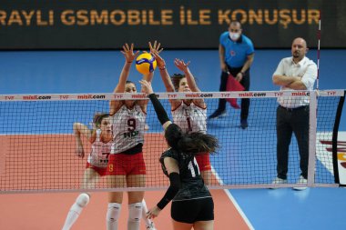 ISTANBUL, TURKEY - APRIL 02, 2022: Galatasaray HDI Sigorta 'nın Burhan Felek Spor Salonu' nda oynanan Mert Grup Sigorta Türkiye Sultanlar Ligi karşılaşmasında Ayca İsmail biyoğlu görev başında