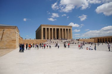 ANKARA, TURKIYE - 14 Temmuz 2022: Türkiye Cumhuriyeti 'nin kurucusu ve ilk cumhurbaşkanı Atatürk' ün mozolesi Anitkabir 'i ziyaret edenler.