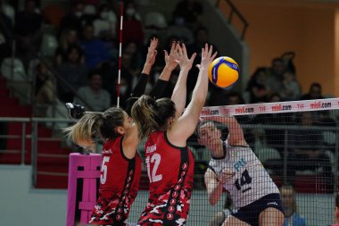 ISTANBUL, TURKEY - Nisan 02, 2022: Seyma Ercan ve TeTori Dixon, Burhan Felek Spor Salonu 'nda Türk Hava Yollari vs PTT Türkiye Sultanlar Ligi karşılaşmasında