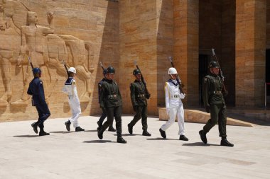 ANKARA, TURKIYE - 14 Temmuz 2022: Türkiye Cumhuriyeti 'nin kurucusu ve ilk cumhurbaşkanı Atatürk anıtı olan Anitkabir' de nöbetçi seremonisinin değiştirilmesi için yürüyen askerler.