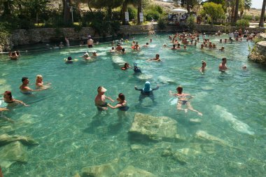 DENIZLI, TURKEY - 19 Temmuz 2022: Hierapolis Antik Kenti Pamukkale 'deki Antik Havuz Halkı