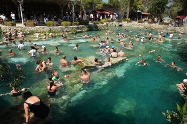 DENIZLI, TURKEY - 19 Temmuz 2022: Hierapolis Antik Kenti Pamukkale 'deki Antik Havuz Halkı
