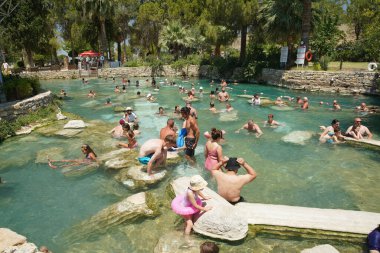 DENIZLI, TURKEY - 19 Temmuz 2022: Hierapolis Antik Kenti Pamukkale 'deki Antik Havuz Halkı