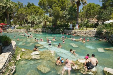 DENIZLI, TURKEY - 19 Temmuz 2022: Hierapolis Antik Kenti Pamukkale 'deki Antik Havuz Halkı