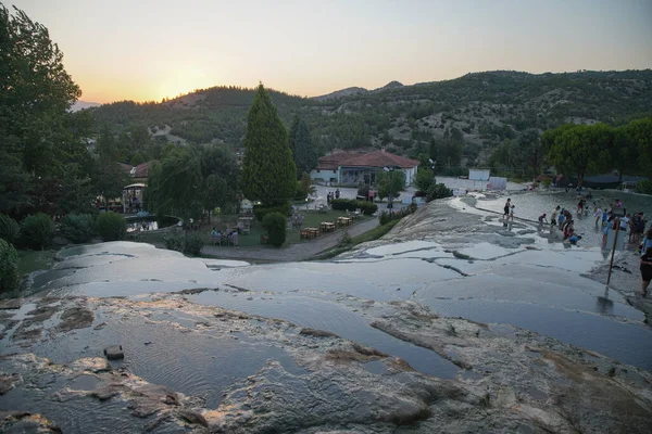 Denizli Turkiye Června 2022 Lidé Navštěvují Horké Pramenité Travertiny Karahayitu — Stock fotografie