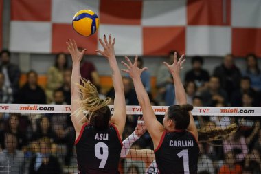 ISTANBUL, TURKEY - Mayıs 03, 2022: Eczacibasi Dynavit ve Türk Hava Yollari Sultanlar Ligi Playoff 3-4 Eczacibasi Spor Salonu 'nda oynanan karşılaşmada Asli Kalac ve Lauren Carlini