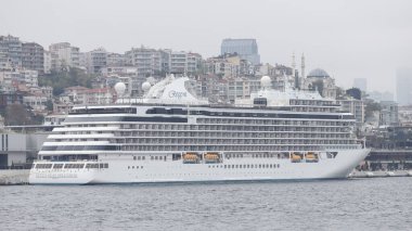 İSTANBUL, TURKEY - Kasım 07, 2021: Galata Limanı 'nda Regent Seven Seas Splendor yolcu gemisi