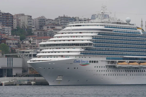 伊斯坦布尔 土耳其 2022年4月30日 在伊斯坦布尔加拉塔波特的科斯塔西亚游轮 船载135 225 载客量5 260 — 图库照片