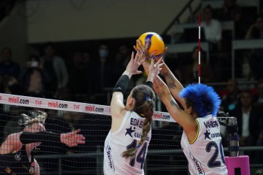 ISTANBUL, TURKEY - Mayıs 09, 2022: Eda Erdem Dundar ve Melissa Vargas, Burhan Felek Spor Salonu 'nda oynanan Fenerbahçe Opet vs Vakıfbank Türkiye Sultanlar Ligi Playoff Finali karşılaşmasında eylem halindeler