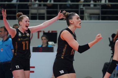 ISTANBUL, TURKEY - Mayıs 09, 2022: Fenerbahçe Opet 'te Zehra Gunes ve Isabelle Haak, Burhan Felek Spor Salonu' nda oynanan Türkiye Sultanlar Ligi Playoff Finali karşılaşmasında Vakıfa karşı