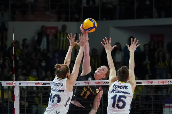 ISTANBUL, TURKEY - Mayıs 09, 2022: Arina Fedorovtseva ve Mina Popoviç, Burhan Felek Spor Salonu 'nda oynanan Fenerbahçe Opet - Vakıfbank Türkiye Sultanlar Ligi Playoff Finali karşılaşmasında eylem halindeler