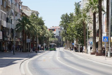 DENIZLI, TURKIYE - 17 Temmuz 2022: Denizli şehrindeki boş cadde