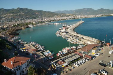 ANTALYA, TURKIYE - 21 Temmuz 2022: Türkiye 'nin en popüler seyahat merkezlerinden biri olan Alanya limanının havadan görünüşü