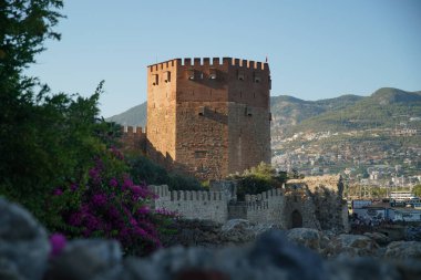 ANTALYA, TURKIYE - 21 Temmuz 2022 Alanya Kasabası 'ndaki Kızıl Kule. Kule 1226 yılında inşa edildi..