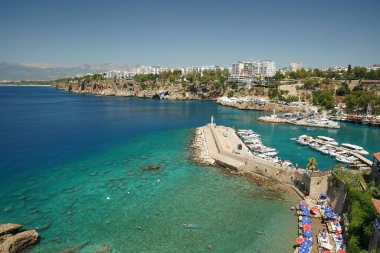 ANTALYA, TURKIYE - 22 Temmuz 2022 Antalya 'daki Tarihi Liman. Roma dönemine dayanan liman