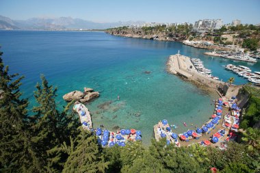 ANTALYA, TURKIYE - 22 Temmuz 2022 Antalya 'daki Tarihi Liman. Roma dönemine dayanan liman