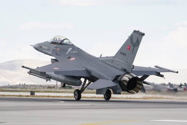 KONYA, TURKIYE - 30 Haziran 2022: Türk Hava Kuvvetleri Lockheed Martin F-16C Fighting Falcon (HC-18) Anadolu Kartal Hava Kuvvetleri Tatbikatı sırasında Konya Havalimanı 'na indi