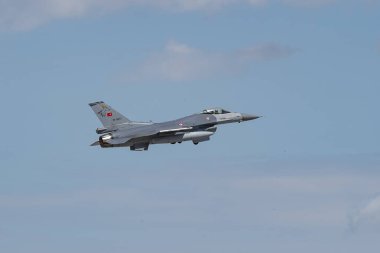KONYA, TURKIYE - 30 Haziran 2022: Türk Hava Kuvvetleri General Dynamics F-16C Fighting Falcon (4R-097) Anadolu Kartal Hava Kuvvetleri Tatbikatı sırasında Konya Havalimanı 'ndan havalanmıştır.