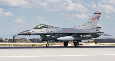 KONYA, TURKIYE - 30 Haziran 2022: Türk Hava Kuvvetleri General Dynamics F-16C Fighting Falcon (4R-71) Anadolu Kartal Hava Kuvvetleri Tatbikatı sırasında Konya Havalimanı 'ndan havalanmıştır.