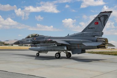 KONYA, TURKIYE - 30 Haziran 2022: Türk Hava Kuvvetleri Lockheed Martin F-16C Fighting Falcon (HC-35) Anadolu Kartal Hava Kuvvetleri Tatbikatı sırasında Konya Havalimanı 'nda taksicilik yapıyor