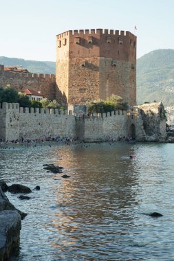 ANTALYA, TURKIYE - 21 Temmuz 2022 Alanya Kasabası 'ndaki Kızıl Kule. Kule 1226 yılında inşa edildi..