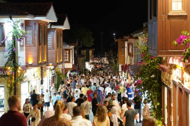 ANTALYA, TURKIYE - 21 HAZİRAN 2022: insanlar Side Town ve Bazaar 'ı ziyaret ediyor. Taraf, Antalya 'nın en popüler turizm beldelerinden biri.