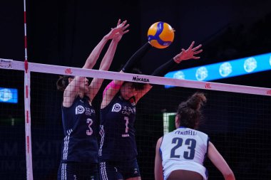 ANKARA, TURKIYE - Haziran 04, 2022: Diao Linyu ve Yuan Xinyue, Ankara 'da oynanan İtalya VNL Havuz Maçı sırasında