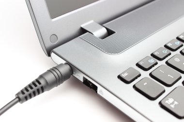 dizüstü bilgisayara bağlı olmak adaptörünü takın