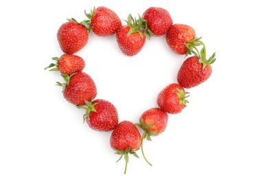 çilek beyaz zemin üzerine kalp