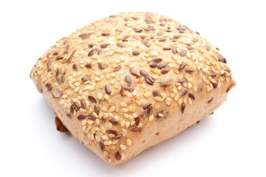 Beyaz arka plan üzerinde izole taze kepekli ekmek