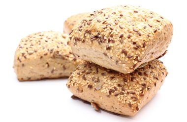 Beyaz arka plan üzerinde izole taze kepekli rulo