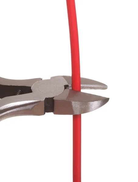 Pinzas de metal está cortando cable —  Fotos de Stock